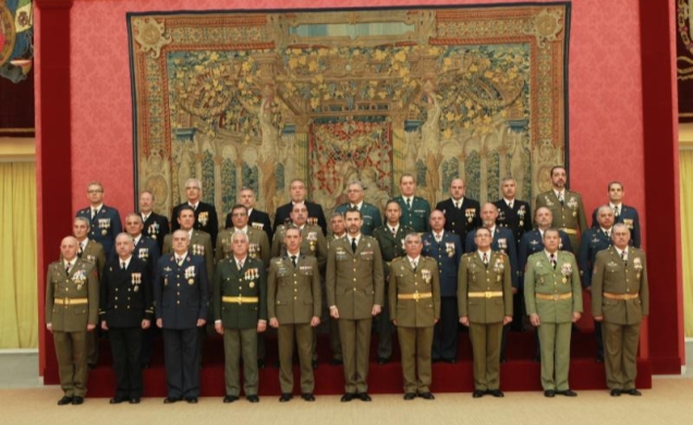 Fotografía de grupo de Su Alteza Real el Príncipe de Asturias con suboficiales mayores